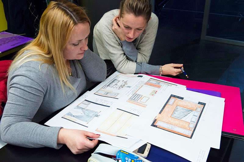 Aula AreaDomani per il corso di Interior Design con campionari e postazioni progetto, Via Varese 2