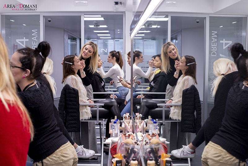 Aula AreaDomani Make-Up Academy con scritta DREAM sulla vetrata