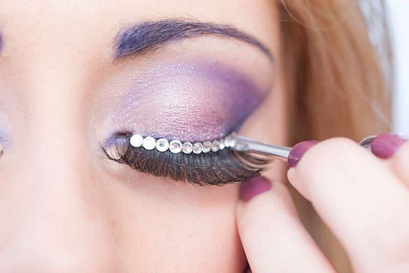 Look fashion con ciglia glitter, primo piano occhio