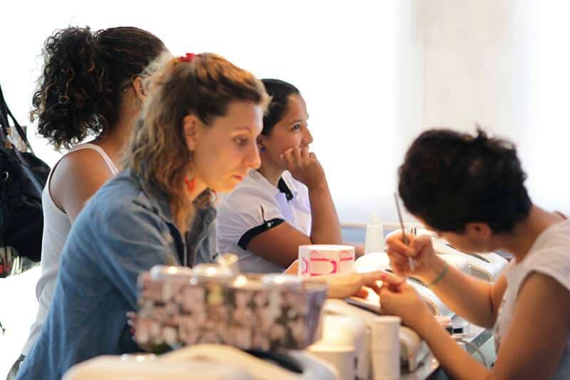 Allieva AreaDomani concentrata in aula durante una lezione di nail art