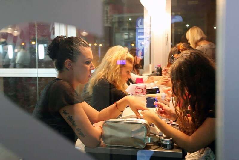 Aula AreaDomani con postazioni nail illuminate in una lezione serale