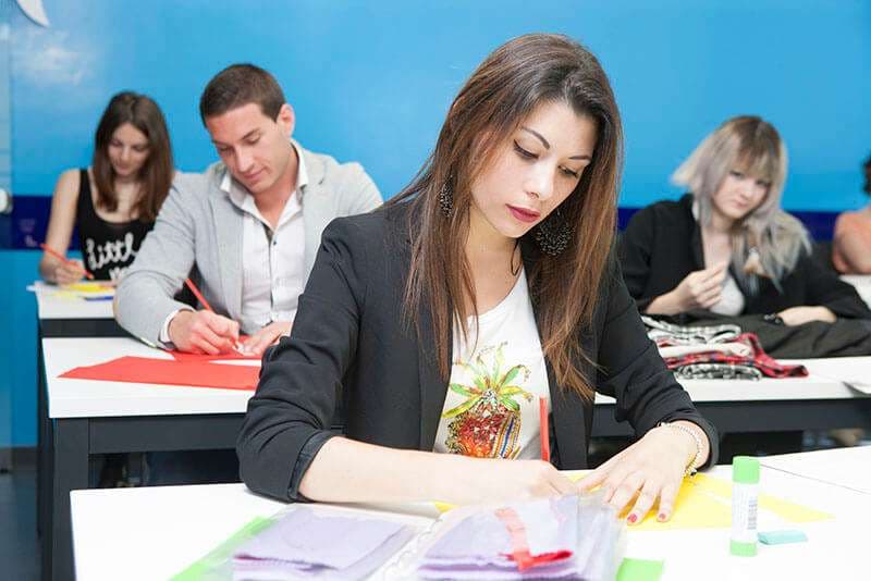 Aula sartoria durante una lezione sul cartamodello