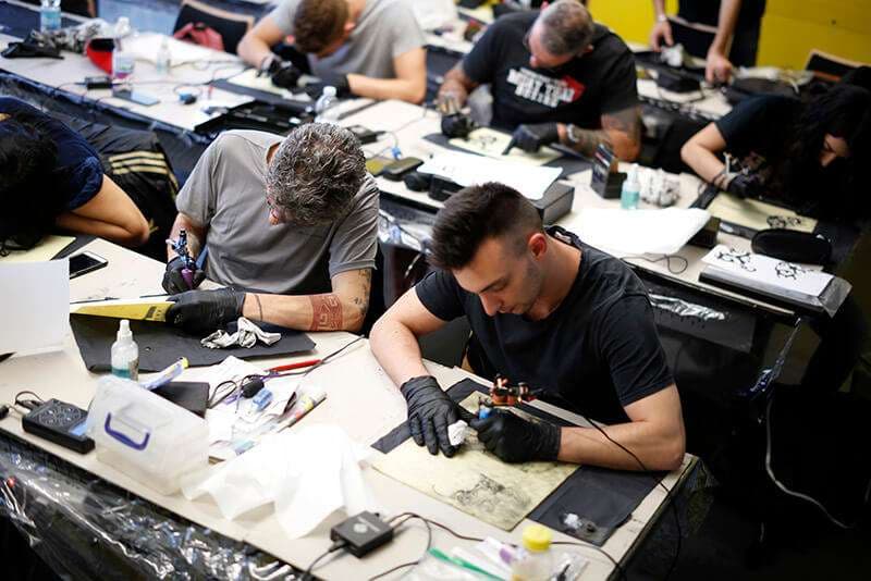 Aula tatuaggio AreaDomani durante una lezione