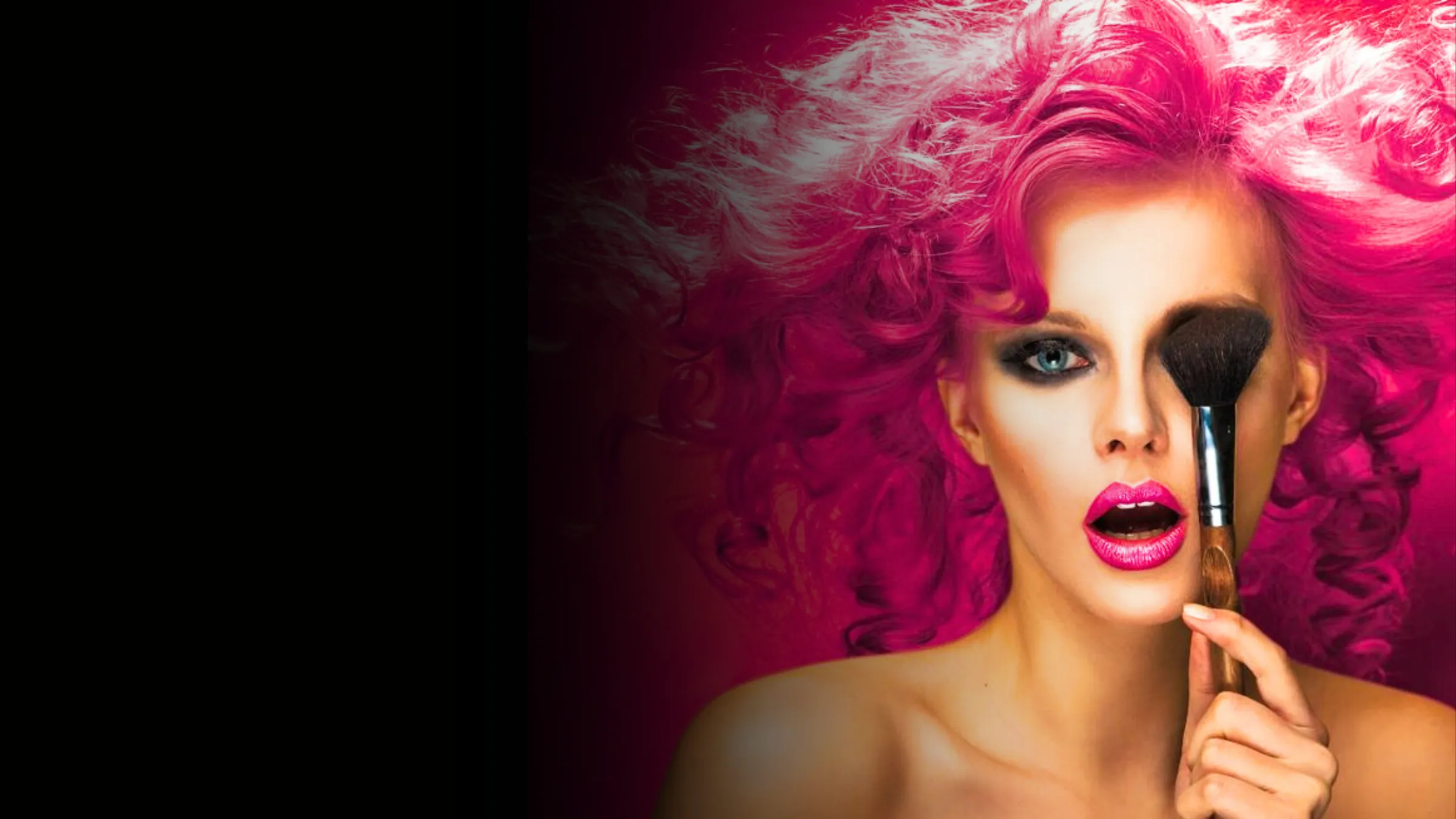 Modella con capelli fucsia e pennello make-up, corso professionale AreaDomani