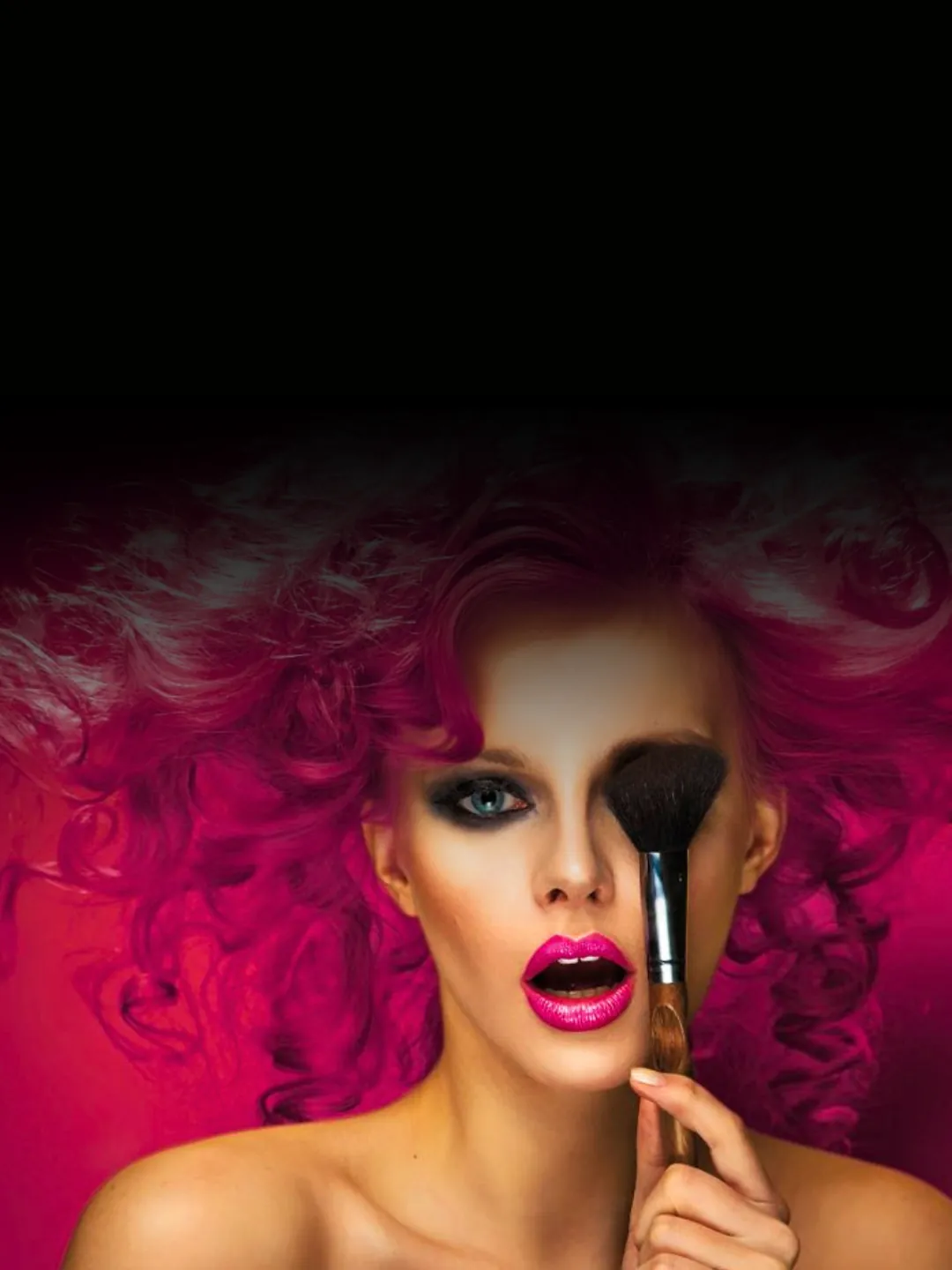 Modella con capelli fucsia e pennello make-up, corso professionale AreaDomani