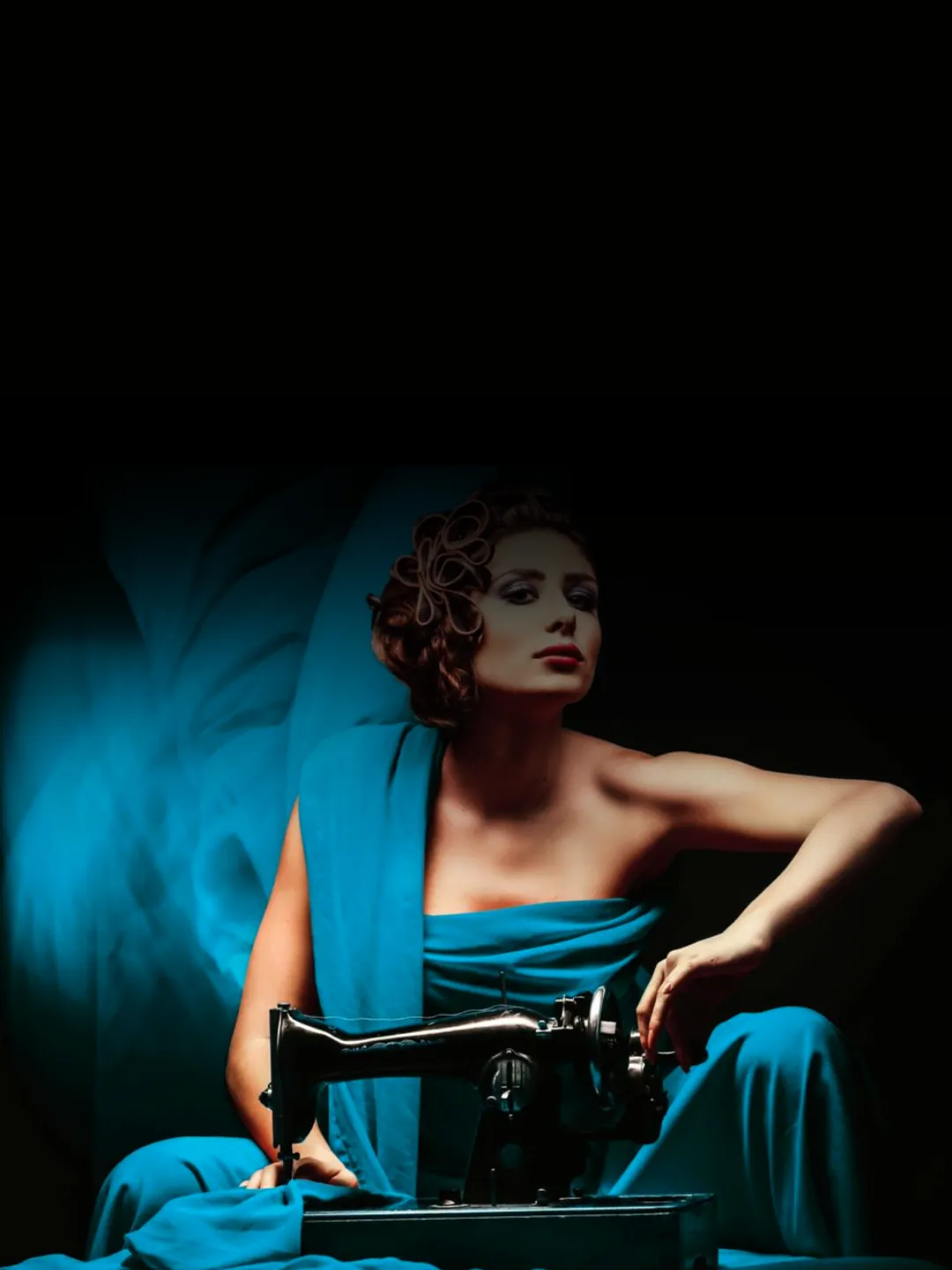 Modella con drappo blu e macchina da cucire vintage, corso Sartoria AreaDomani